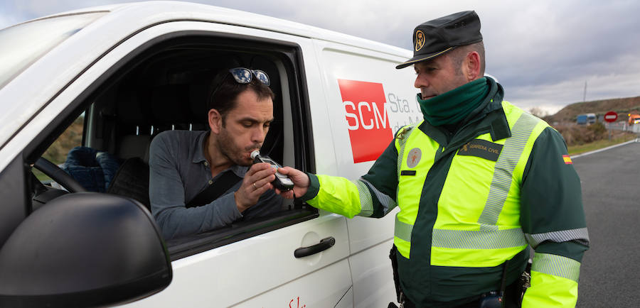 Los agentes de Tráfico sostienen que ha crecido la sensibilización sobre los efectos del alcohol, pero no se tiene la misma sensación con las drogas, un aspecto sobre el que hay que trabajar.