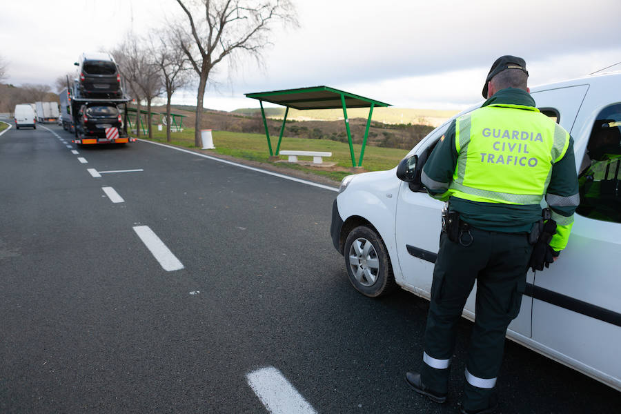 Los agentes de Tráfico sostienen que ha crecido la sensibilización sobre los efectos del alcohol, pero no se tiene la misma sensación con las drogas, un aspecto sobre el que hay que trabajar.