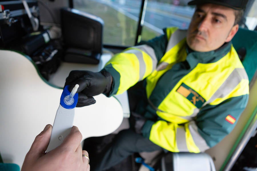 Los agentes de Tráfico sostienen que ha crecido la sensibilización sobre los efectos del alcohol, pero no se tiene la misma sensación con las drogas, un aspecto sobre el que hay que trabajar.