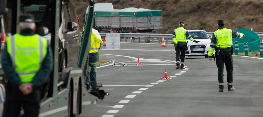 Los agentes de Tráfico sostienen que ha crecido la sensibilización sobre los efectos del alcohol, pero no se tiene la misma sensación con las drogas, un aspecto sobre el que hay que trabajar.