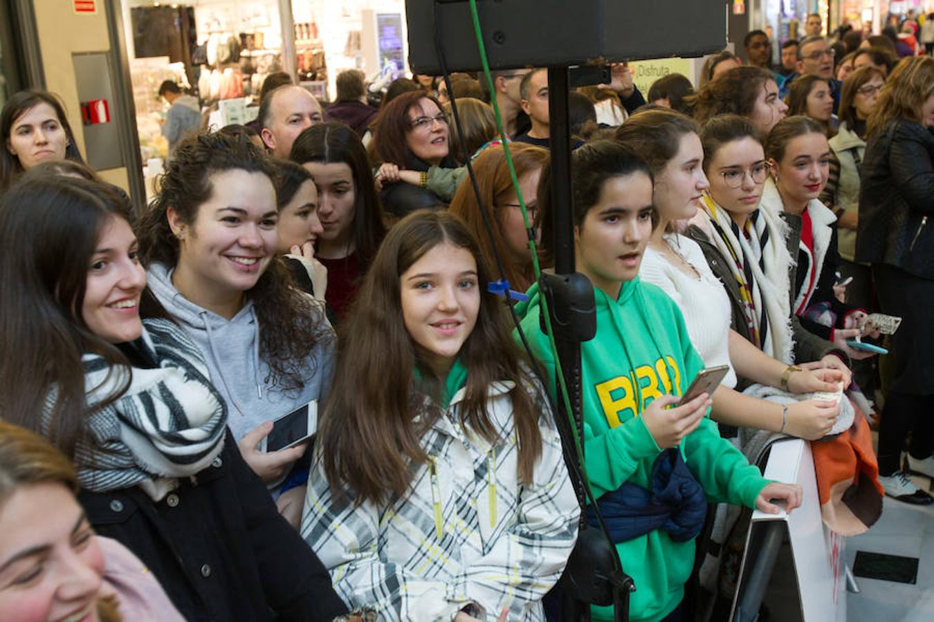 África, Dave, María y Marta, miembros del equipo de cantantes del programa Operación Triunfo se han dado una vuelta esta mañana por Logroño para firmar los discos del programa en plena campaña promocional de Media Markt.