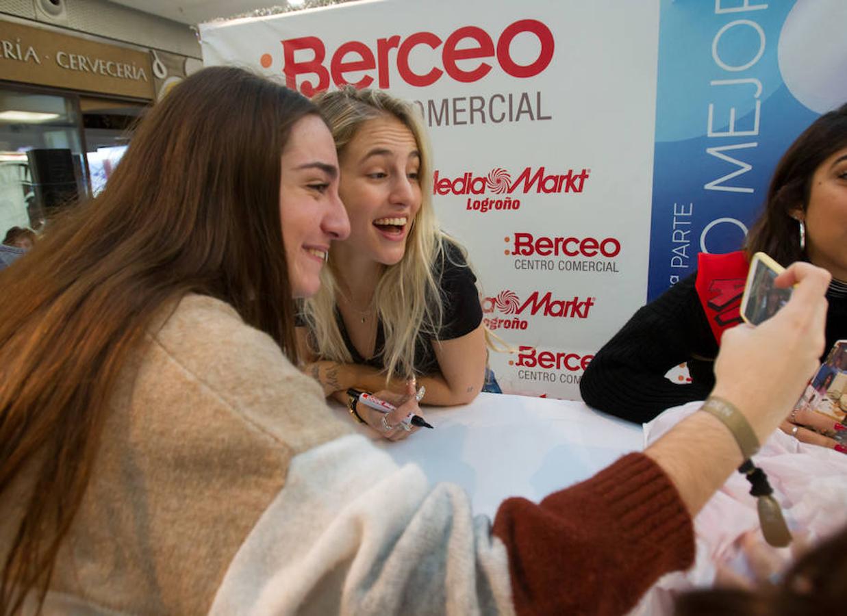 África, Dave, María y Marta, miembros del equipo de cantantes del programa Operación Triunfo se han dado una vuelta esta mañana por Logroño para firmar los discos del programa en plena campaña promocional de Media Markt.