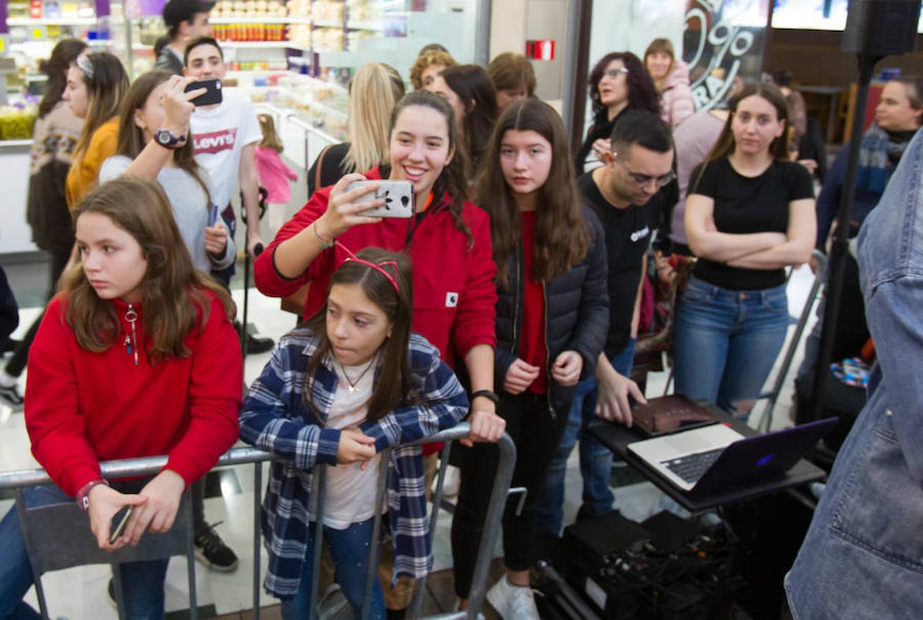 África, Dave, María y Marta, miembros del equipo de cantantes del programa Operación Triunfo se han dado una vuelta esta mañana por Logroño para firmar los discos del programa en plena campaña promocional de Media Markt.