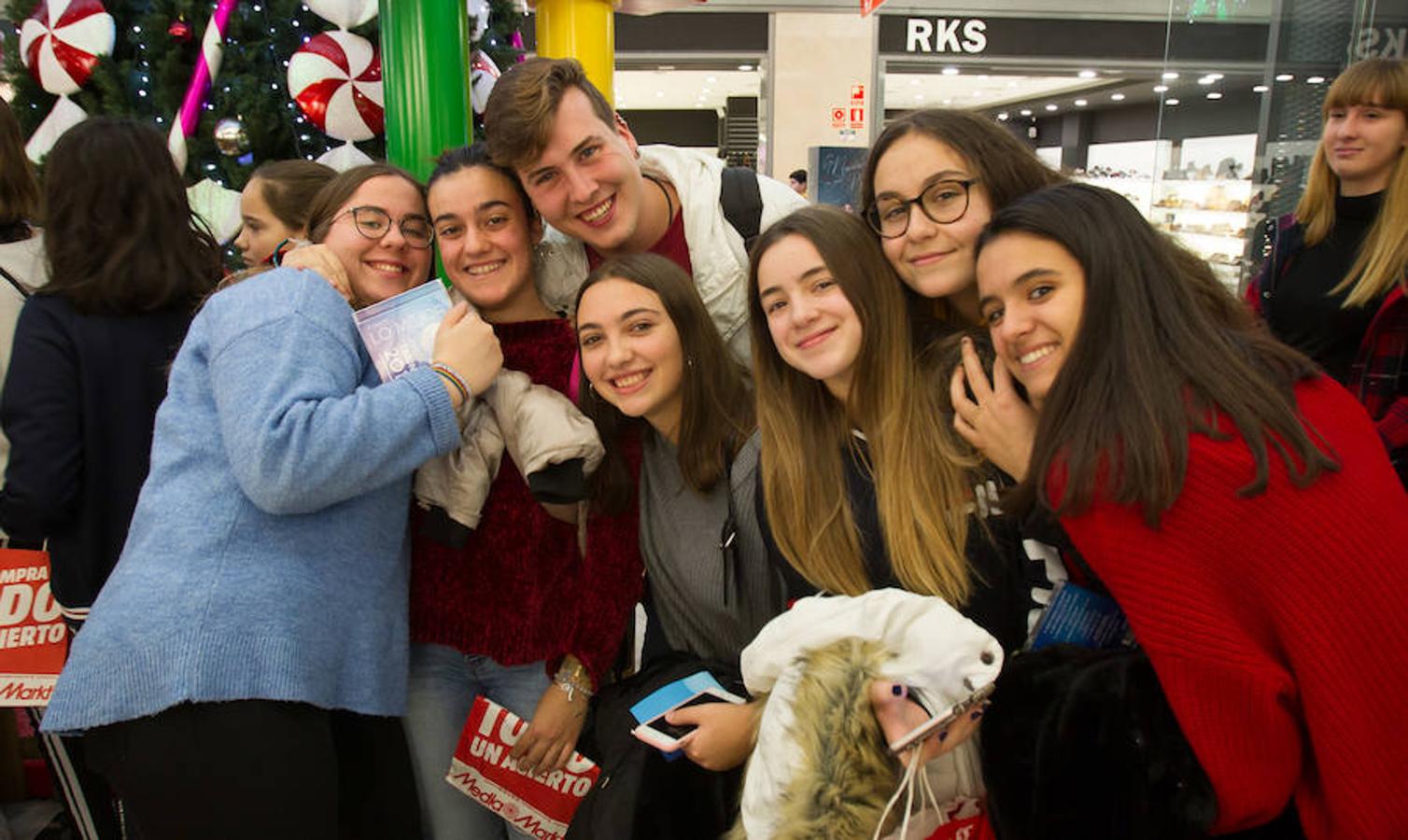 África, Dave, María y Marta, miembros del equipo de cantantes del programa Operación Triunfo se han dado una vuelta esta mañana por Logroño para firmar los discos del programa en plena campaña promocional de Media Markt.