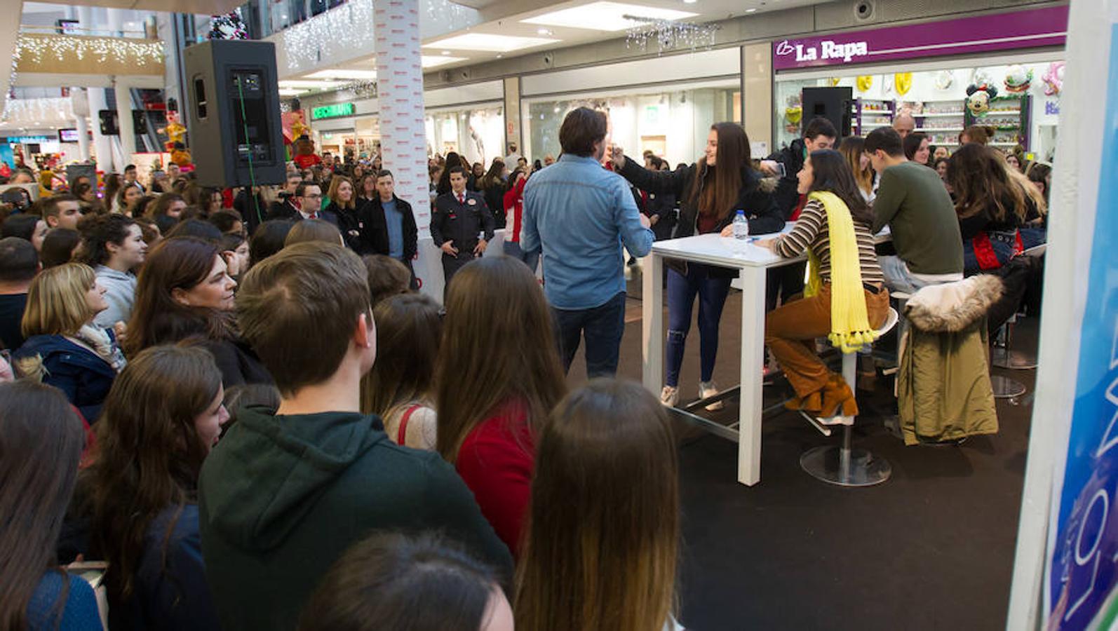 África, Dave, María y Marta, miembros del equipo de cantantes del programa Operación Triunfo se han dado una vuelta esta mañana por Logroño para firmar los discos del programa en plena campaña promocional de Media Markt.