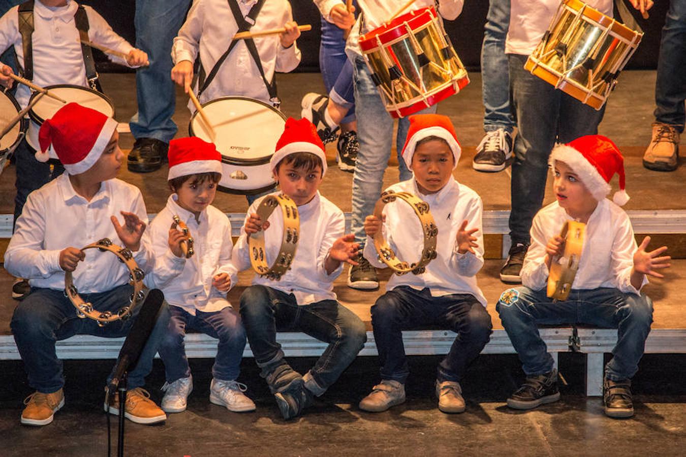 Niños y mayores lo han pasado de maravilla esta tarde con motivo del concurso de villancicos que se ha celebtrado en Santo Domingo de la Calzada. 