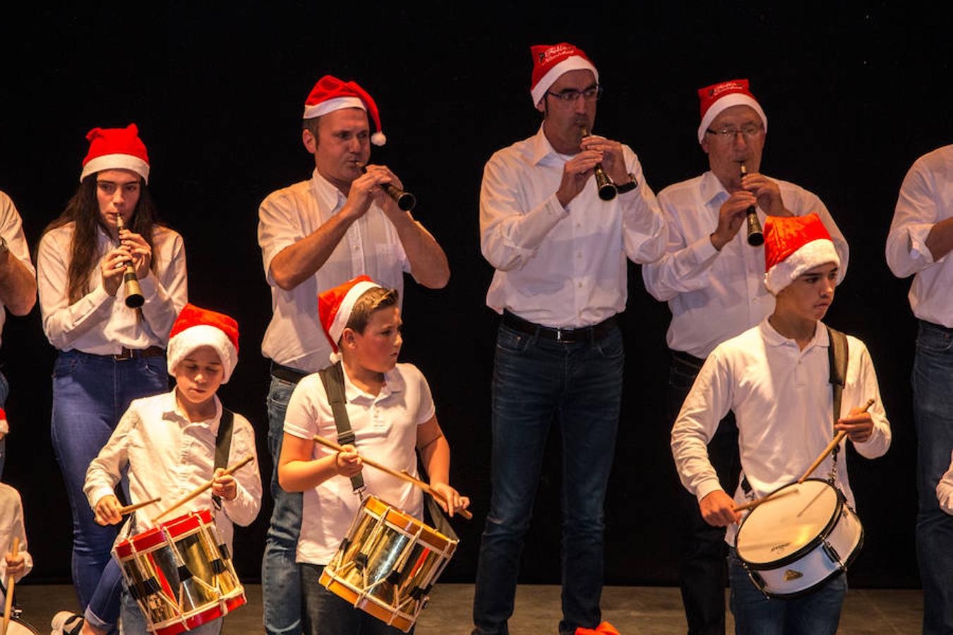 Niños y mayores lo han pasado de maravilla esta tarde con motivo del concurso de villancicos que se ha celebtrado en Santo Domingo de la Calzada. 