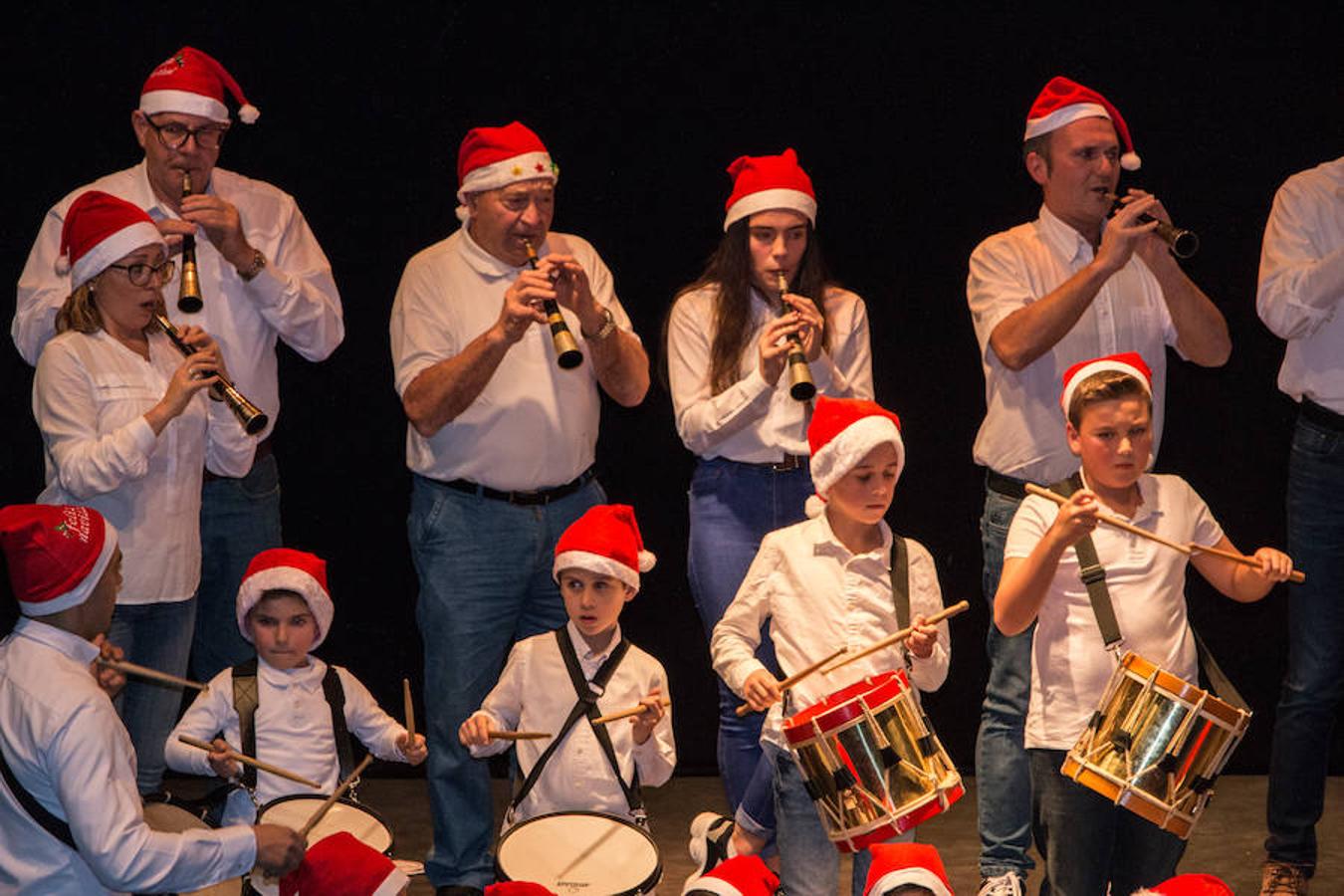 Niños y mayores lo han pasado de maravilla esta tarde con motivo del concurso de villancicos que se ha celebtrado en Santo Domingo de la Calzada. 