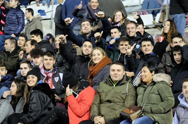  Abrigo. Toda vale para calentarse en una tarde fría en lo climatológico y heladora en lo futbolístico.