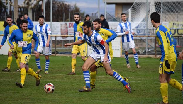 Javi Martínez juega el balón rodeado de rivales en el primer tiempo.