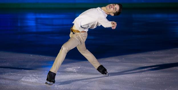 Javier Fernández durante su programa de ayer en la gala de exhibición del Campeonato de España de Patinaje disputada en Lobete. 