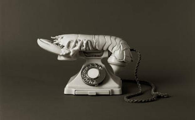 Uno de los 'teléfonos langosta' de Dalí que fue expuesto en el Museo Guggenheim de Bilbao.
