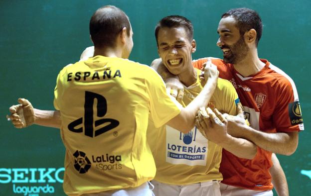 Zabala es felicitado por sus compañeros tras ganar la final de mano individual en el Mundial que se celebró en Barcelona. :: 