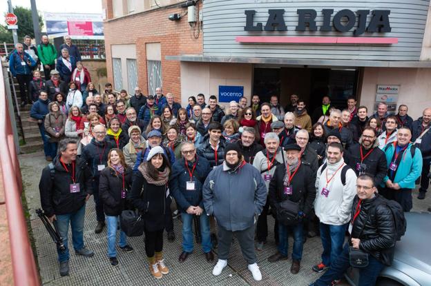 Salida. Los participantes posaron sonrientes antes de comenzar el viaje hacia Aldeanueva de Ebro. 