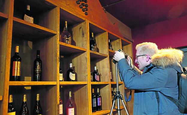 Bodegas Manzanos. Un fotógrafo, ante un exposito.