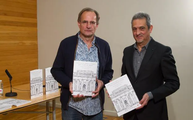 Emiliano Navas y Javier Almazán, ayer con el libro. :: díaz uriel