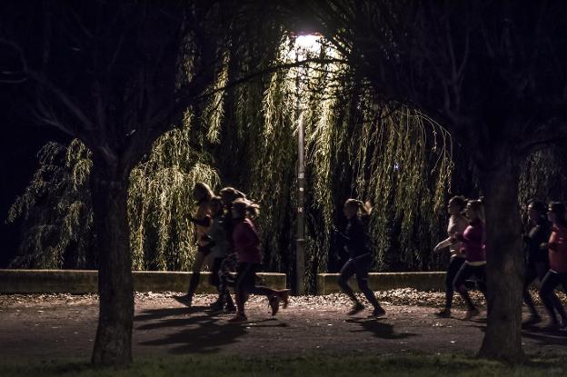 Algunas corredoras logroñesas, a su paso por el parque del Ebro, donde entrenan al anochecer