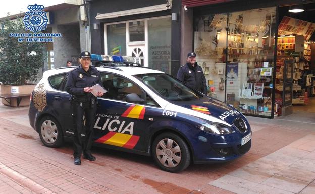 Dos agentes de la Policía Nacional, en la calle Calvo Sotelo de Logroño