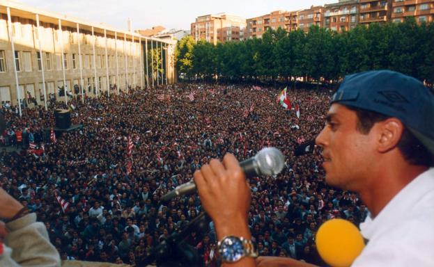 Loreto, hablando a la multitud tras el ascenso de 1996