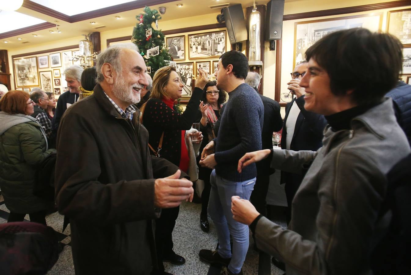Afiliados y amigos se reunieron ayer en el Café Moderno para celebrar el comienzo de las fiestas de Navidad.