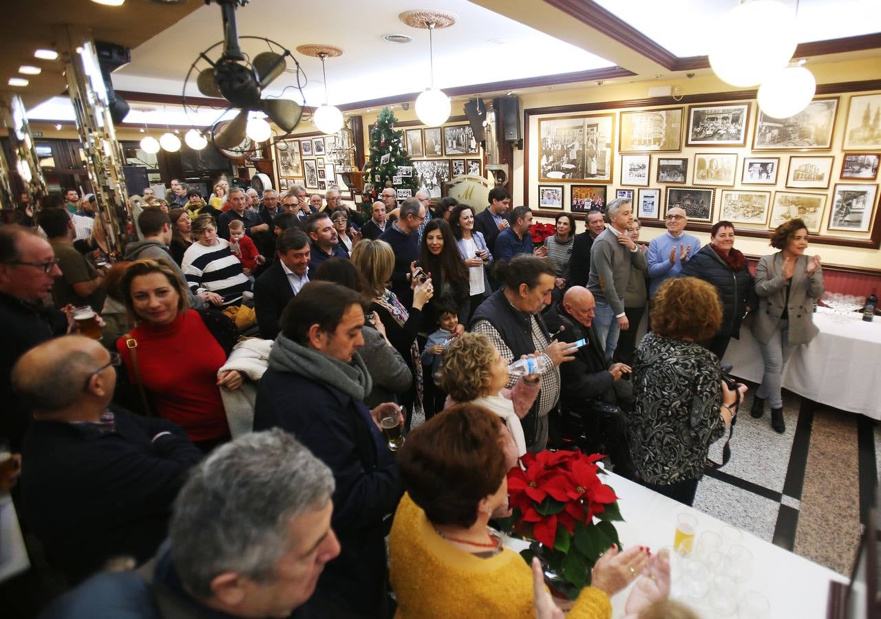 Afiliados y amigos se reunieron ayer en el Café Moderno para celebrar el comienzo de las fiestas de Navidad.