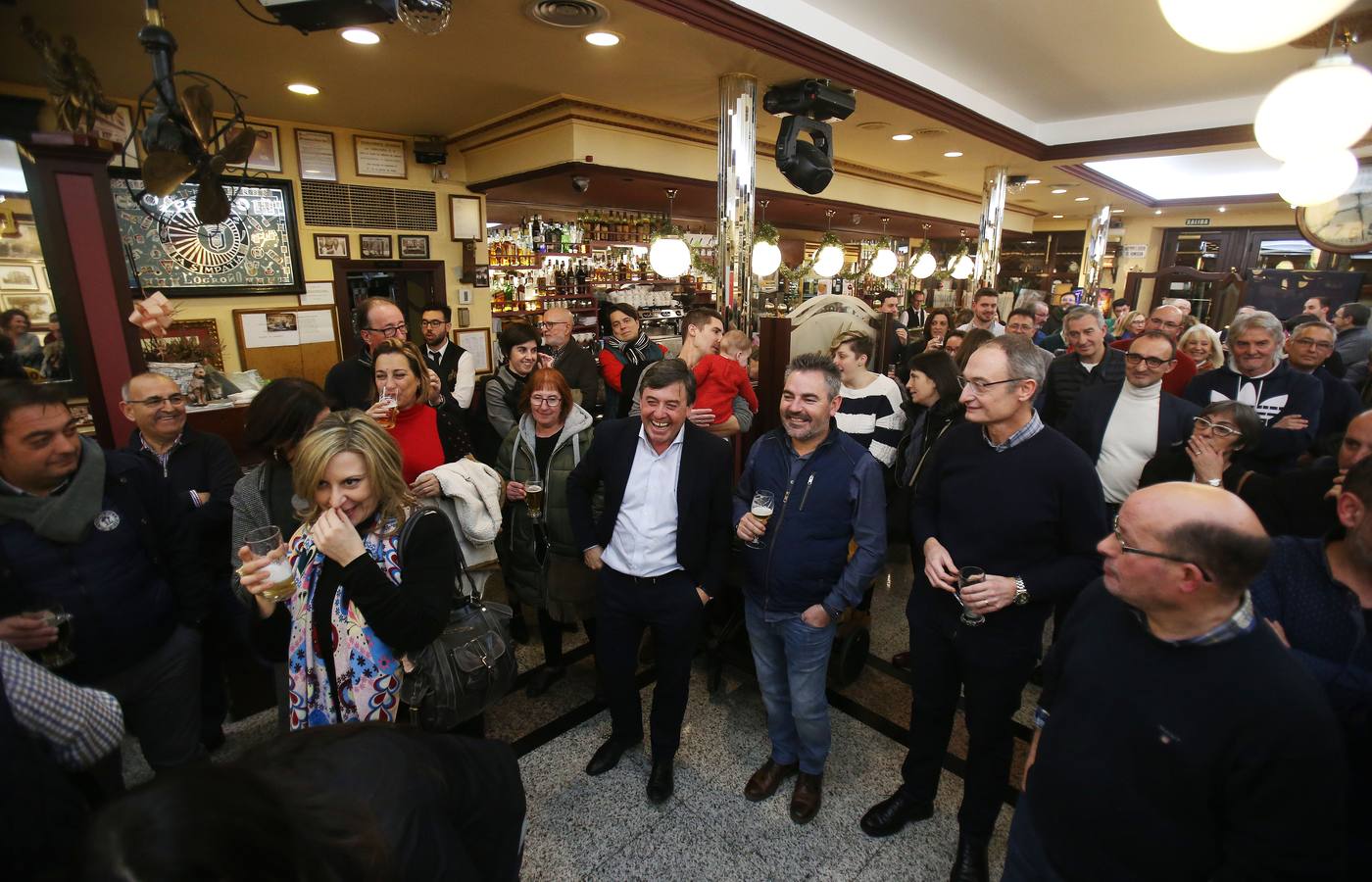 Afiliados y amigos se reunieron ayer en el Café Moderno para celebrar el comienzo de las fiestas de Navidad.