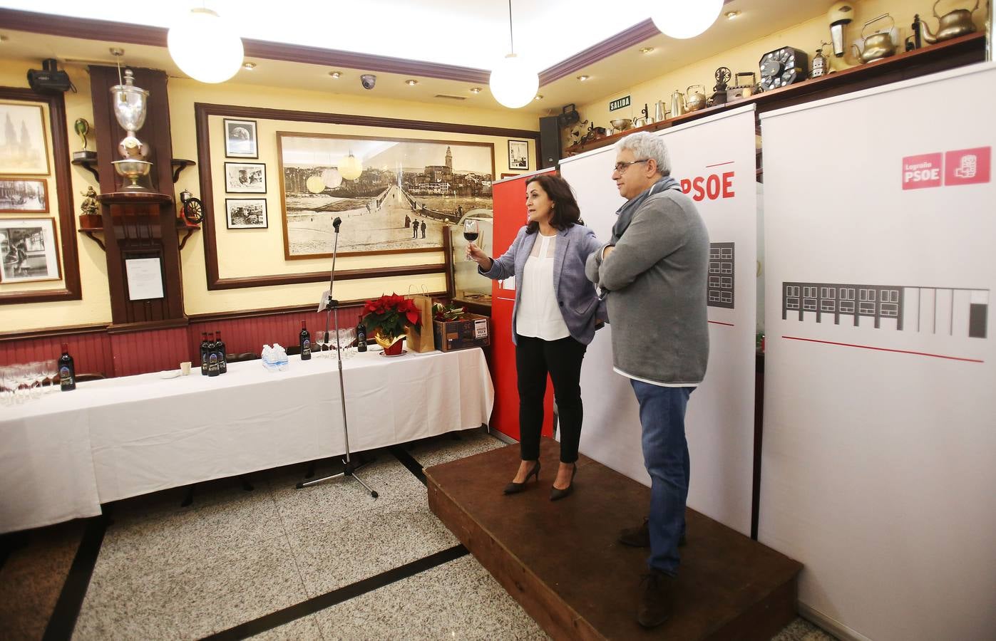 Afiliados y amigos se reunieron ayer en el Café Moderno para celebrar el comienzo de las fiestas de Navidad.