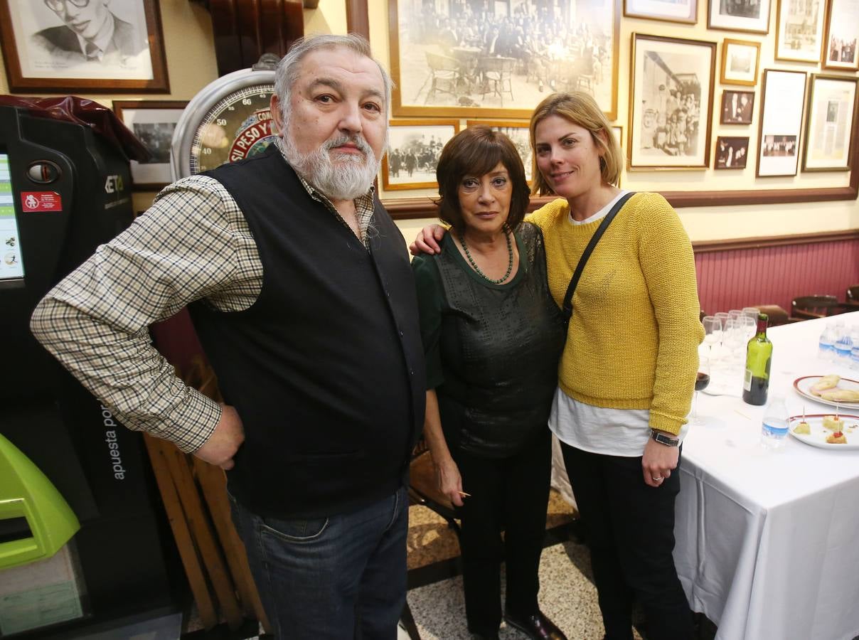 Afiliados y amigos se reunieron ayer en el Café Moderno para celebrar el comienzo de las fiestas de Navidad.