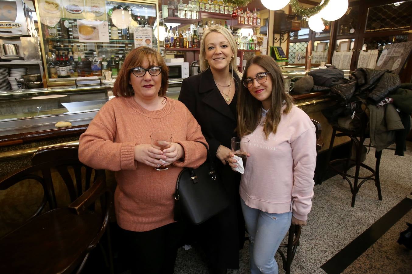 Afiliados y amigos se reunieron ayer en el Café Moderno para celebrar el comienzo de las fiestas de Navidad.