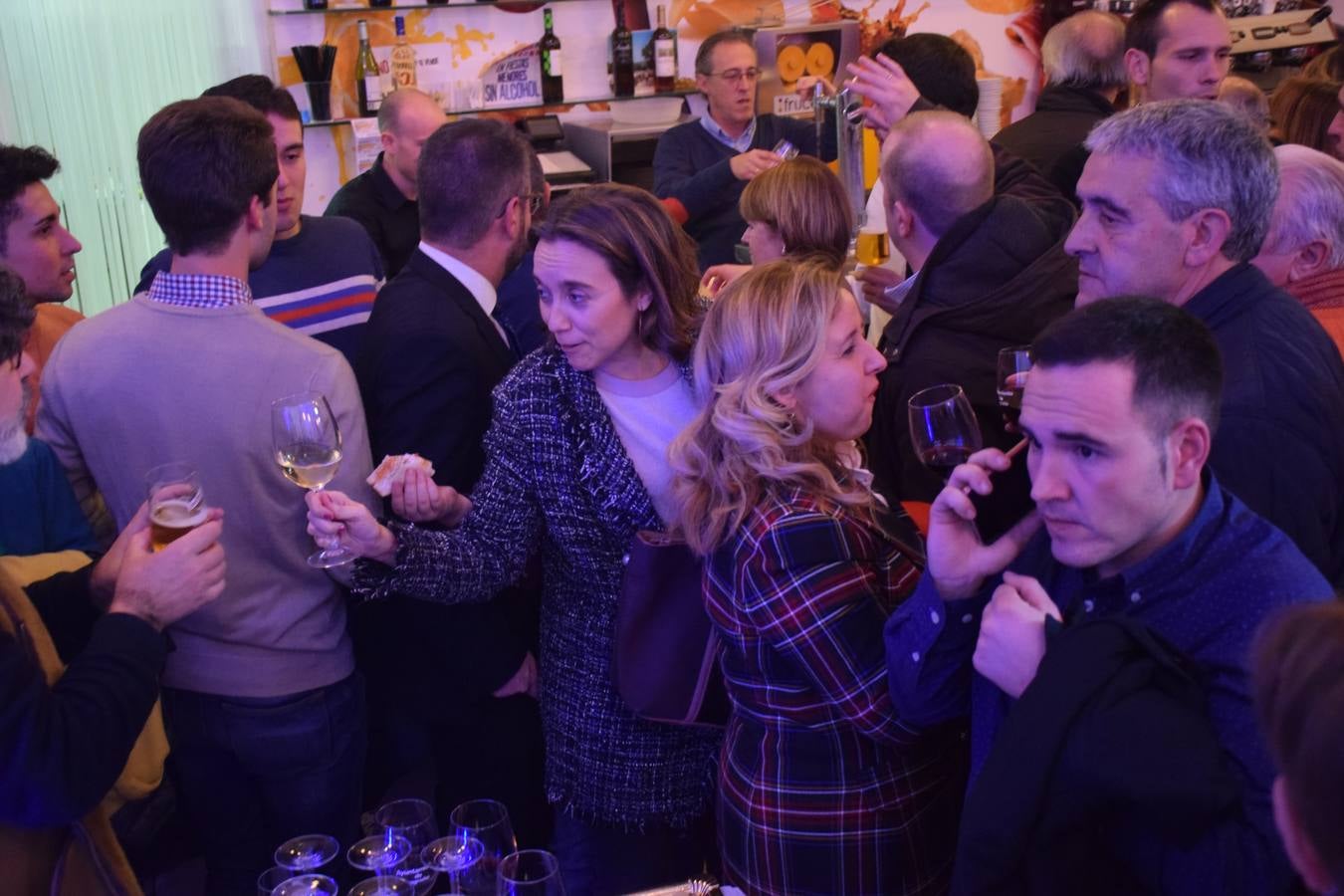 El PP celebra la Navidad brindando con Rioja en la cafetería del Ayuntamiento de Logroño.