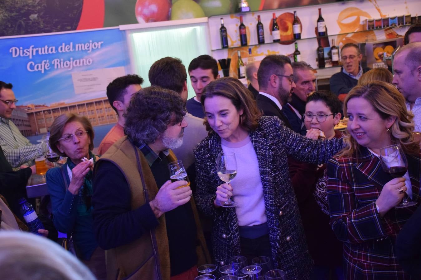 El PP celebra la Navidad brindando con Rioja en la cafetería del Ayuntamiento de Logroño.