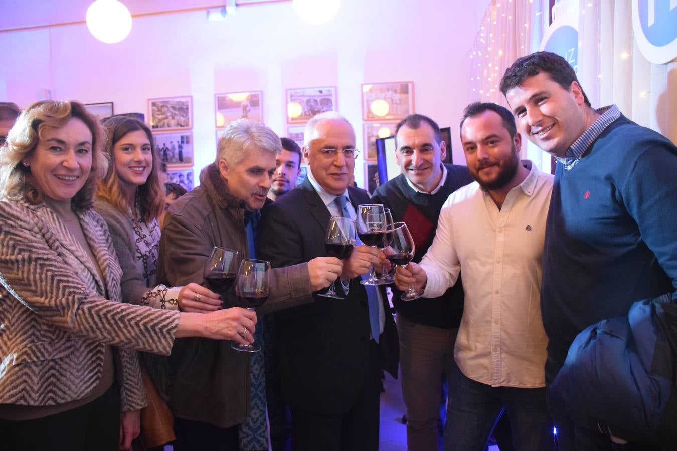 El PP celebra la Navidad brindando con Rioja en la cafetería del Ayuntamiento de Logroño.