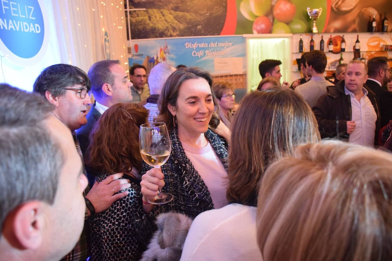 El PP celebra la Navidad brindando con Rioja en la cafetería del Ayuntamiento de Logroño.