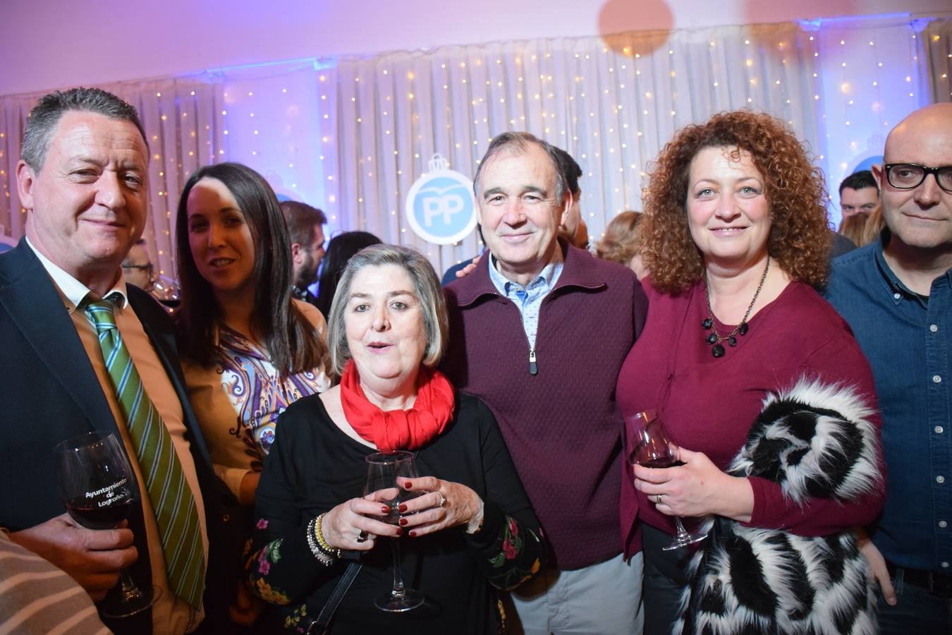 El PP celebra la Navidad brindando con Rioja en la cafetería del Ayuntamiento de Logroño.