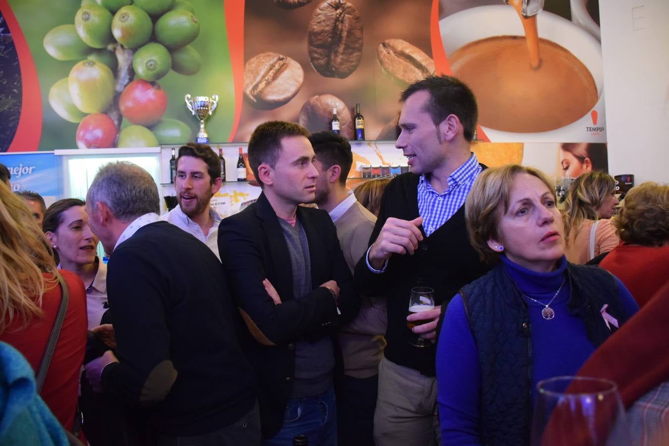 El PP celebra la Navidad brindando con Rioja en la cafetería del Ayuntamiento de Logroño.