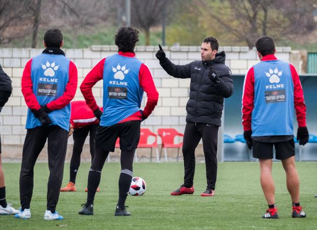 Sergio Rodríguez da órdenes a sus jugadores. :: 