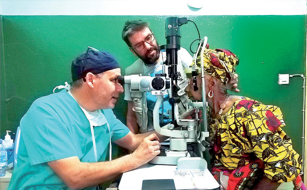 El oftalmólogo Francisco Acebes y el optometrista Gonzalo García regresan de Guinea Conakri, en donde han devuelto la vista a 156 personas en una semana