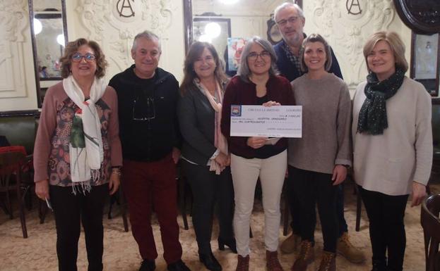 Entrega del cheque del Círculo de la Amistad. 