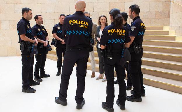 Agentes de la Policía Local en la escalinata del Ayuntamiento de Logroño. 