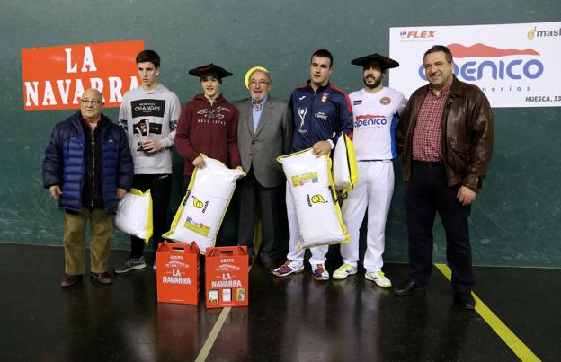 Campeones y finalistas, ayer en el Adarraga, tras las finales del Torneo Apénico. :: 