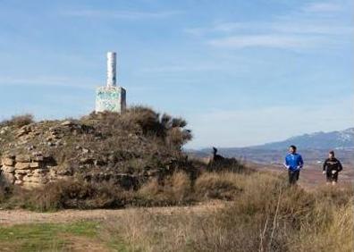 Imagen secundaria 1 - Vistas de Logroño desde el monte Cantabria, atletas corriendo por el entorno y ruinas medievales. 