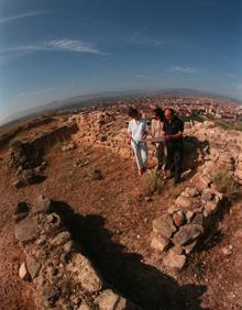 Imagen secundaria 2 - Vistas de Logroño desde el monte Cantabria, atletas corriendo por el entorno y ruinas medievales. 