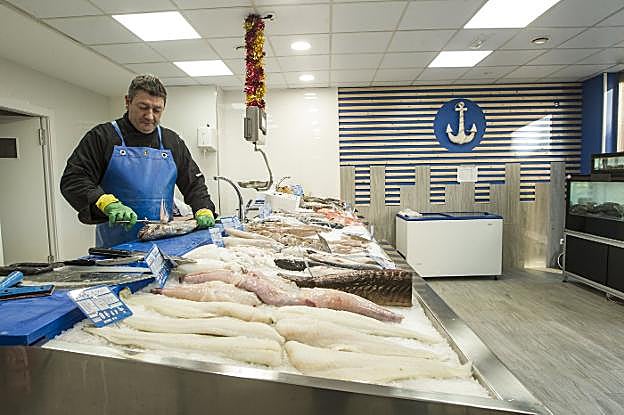 Javier Fernández trabaja en la pescadería de la calle Poeta Prudencio perteneciente al grupo 'Gourmet del Mar'. 