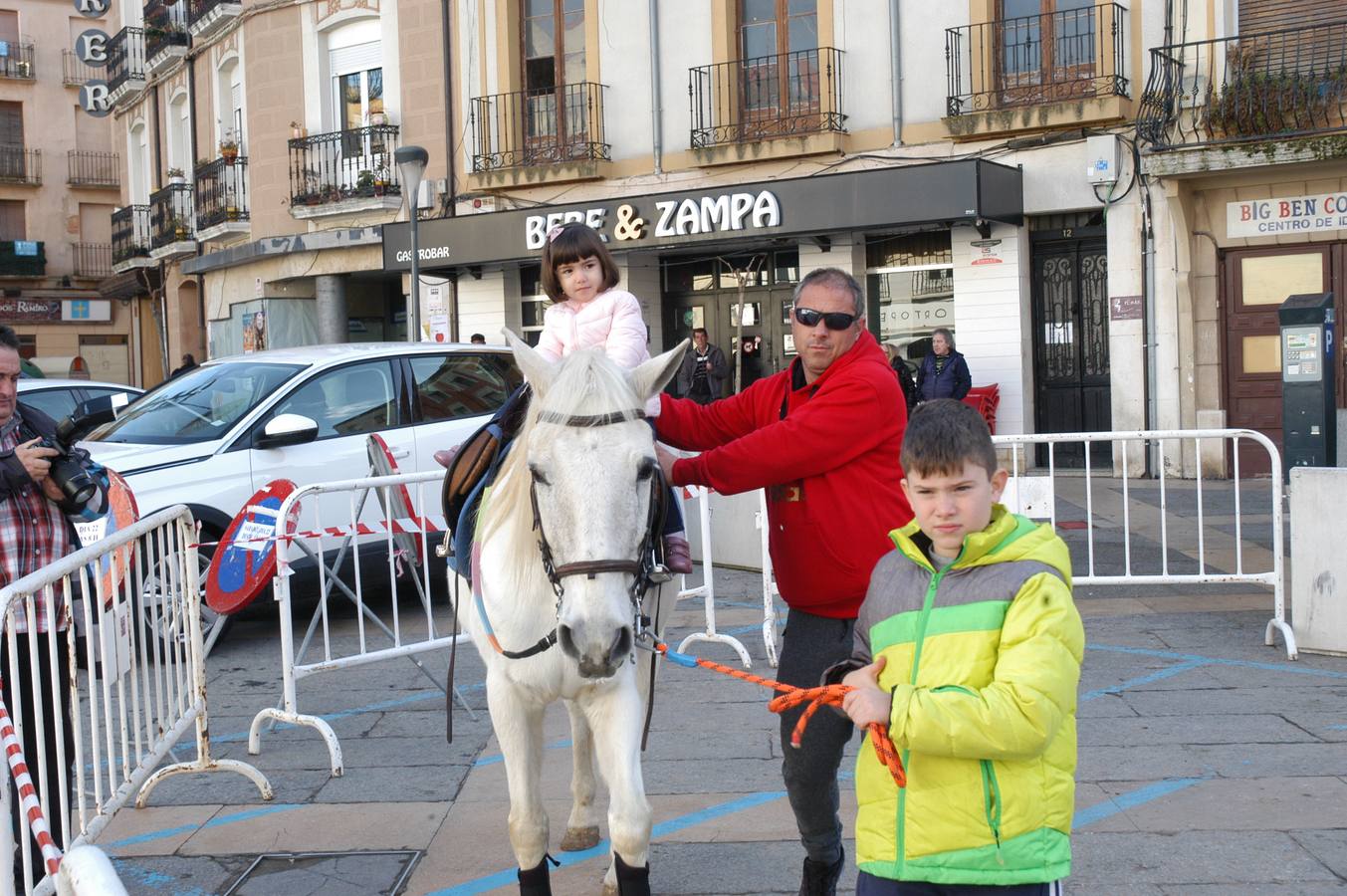 Diversas actividades han llenado estos días de espíritu navideño la localidad de Calahorra: belenes, música, Papá Noel, concurso de villancicos...