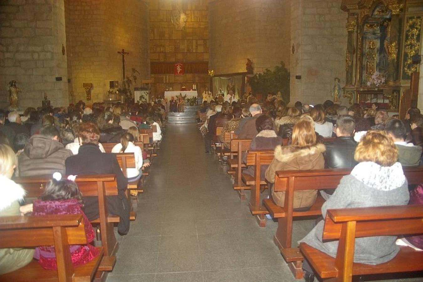 Cenicero ha revivido, como es tradición, la estampa navideña del portal de Belén. Los actores del pueblo han encarnado en la iglesia a los principales protagonistas del nacimiento.