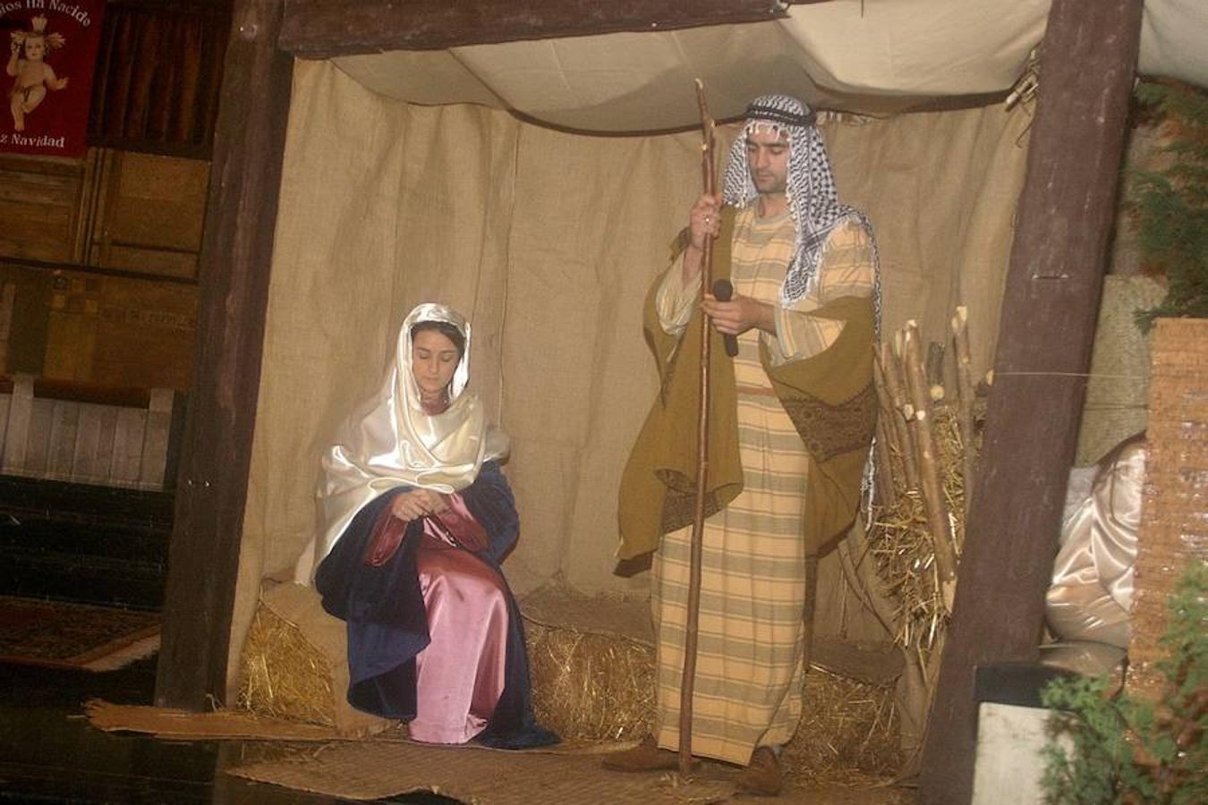 Cenicero ha revivido, como es tradición, la estampa navideña del portal de Belén. Los actores del pueblo han encarnado en la iglesia a los principales protagonistas del nacimiento.