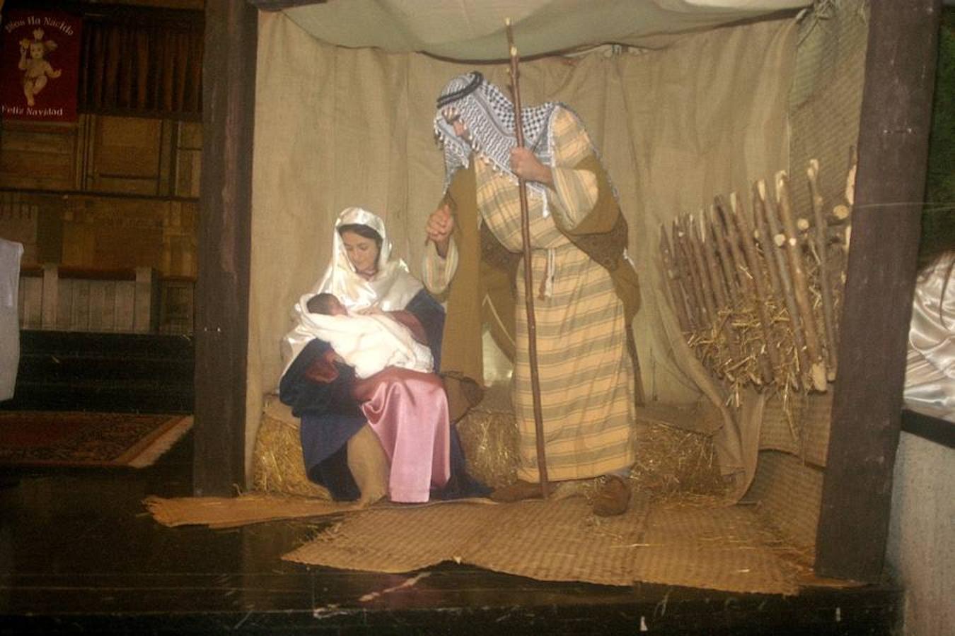 Cenicero ha revivido, como es tradición, la estampa navideña del portal de Belén. Los actores del pueblo han encarnado en la iglesia a los principales protagonistas del nacimiento.