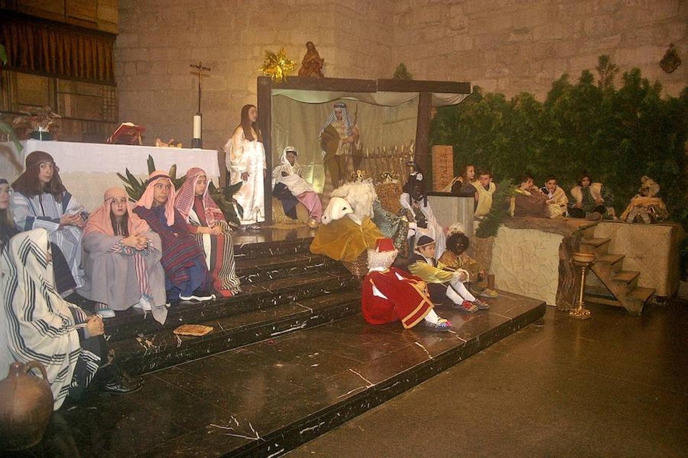 Cenicero ha revivido, como es tradición, la estampa navideña del portal de Belén. Los actores del pueblo han encarnado en la iglesia a los principales protagonistas del nacimiento.