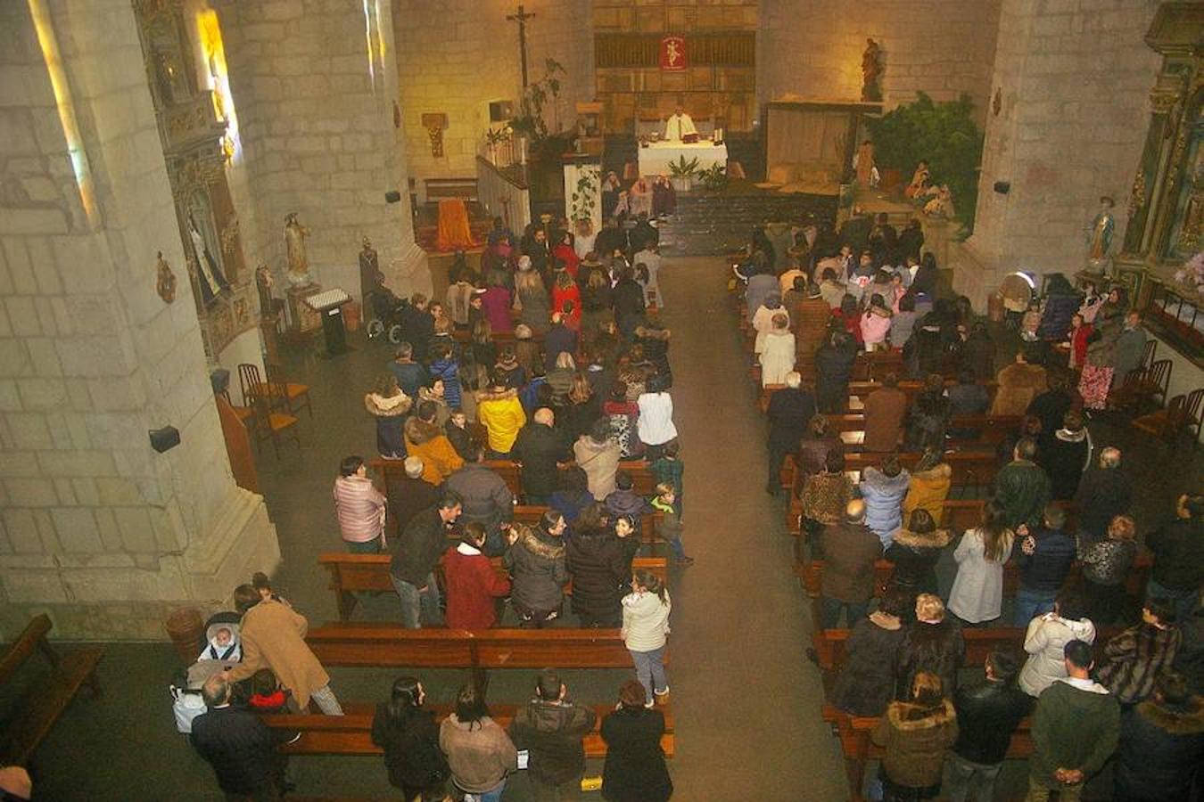 Cenicero ha revivido, como es tradición, la estampa navideña del portal de Belén. Los actores del pueblo han encarnado en la iglesia a los principales protagonistas del nacimiento.