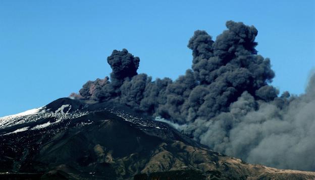La imponente columna de humo y cenizas que expulsa el Etna, uno de los volcanes más activos del mundo. :: giovanni isolino/ afp